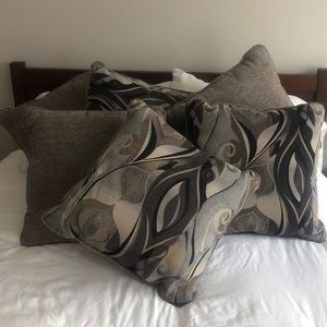 6 Throw Pillows